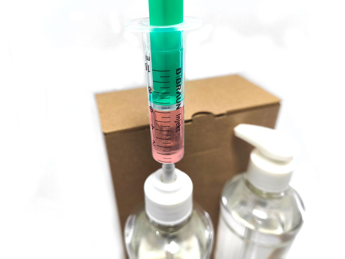 Podziałka strzykawki 10 ml podczas odmierzania cieczy z butelki z pompką.